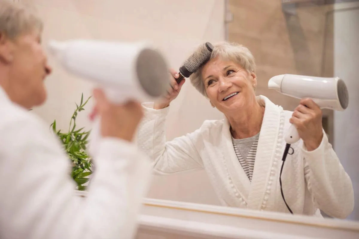 El cuidado del cabello gris con vinagre de sidra de manzana